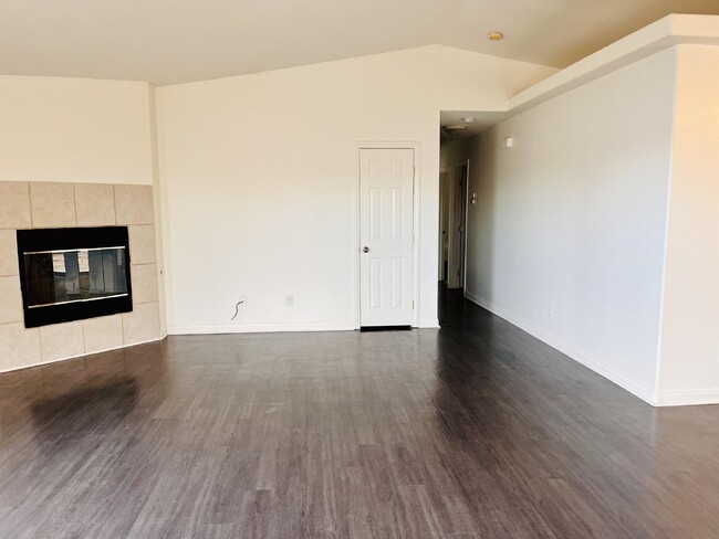Building Photo - 4 Bedroom, 2 Bath Home with Attached Garag...
