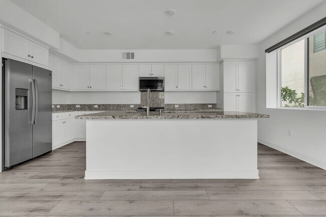 Building Photo - 1879 Union St