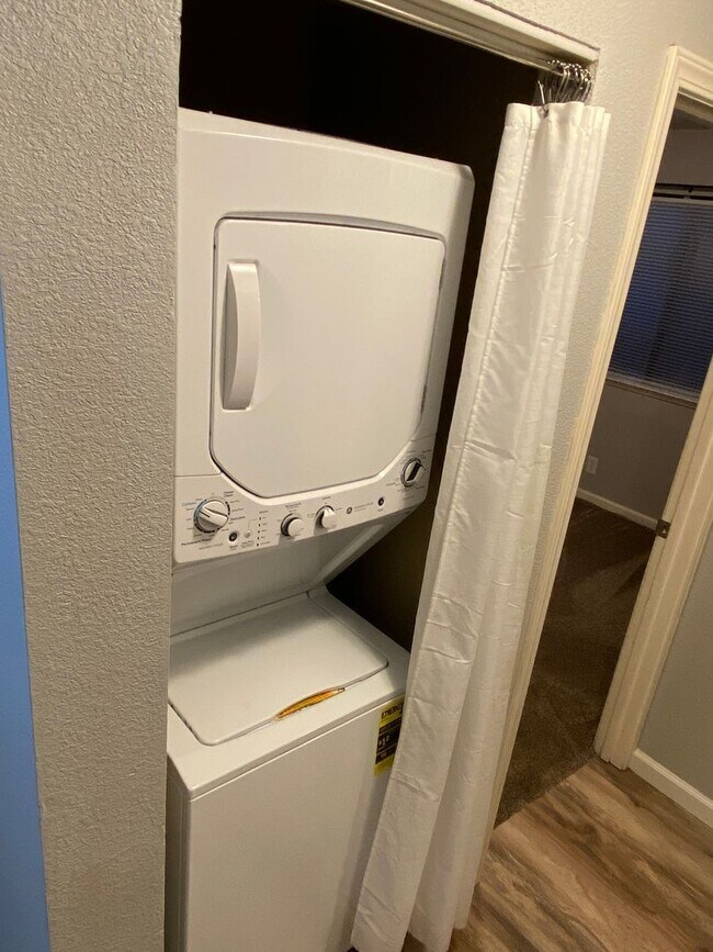 Building Photo - Cozy 3-Bedroom Condo with Washer/Dryer and...