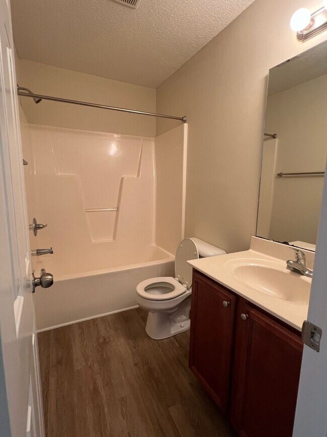 Building Photo - Nice 2 bedroom, 2.5 townhouse