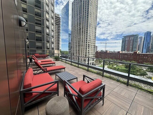 Building Photo - 427 E Ohio St
