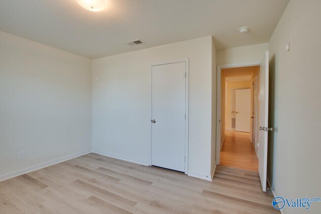 Building Photo - 198 Cloverbrook Dr