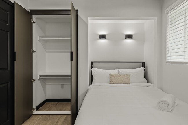 Building Photo - 10773 Ashton Ave