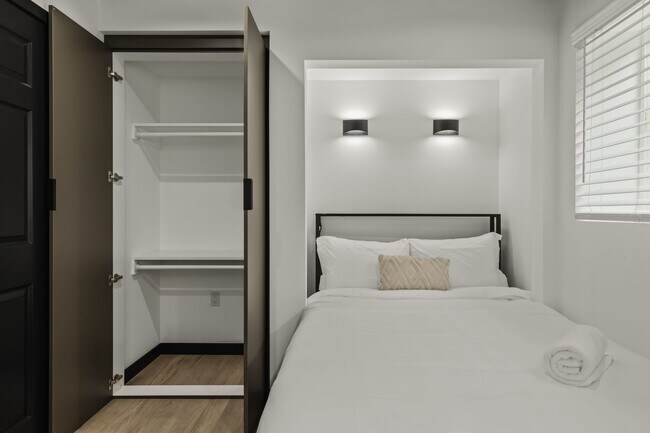 Building Photo - A 5 bedroom, 4 bathroom Fully Furnished Apartment at 1515 1/2 Selby Ave.