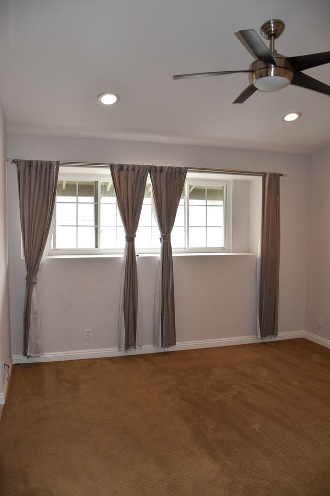 Building Photo - 3 Bedroom 2.5 Bath Hampton Court Condo Nea...