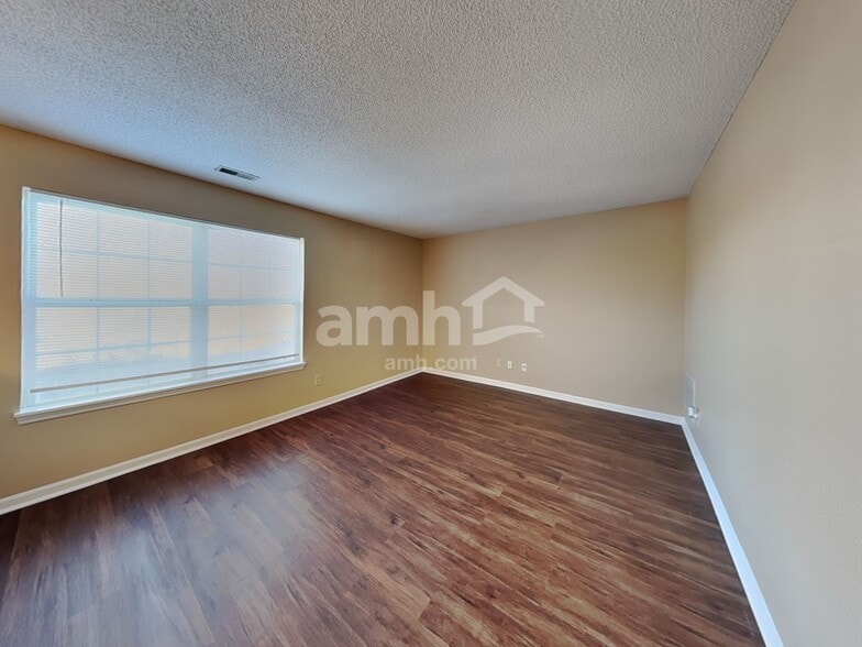 Building Photo - 743 Millbrook Dr