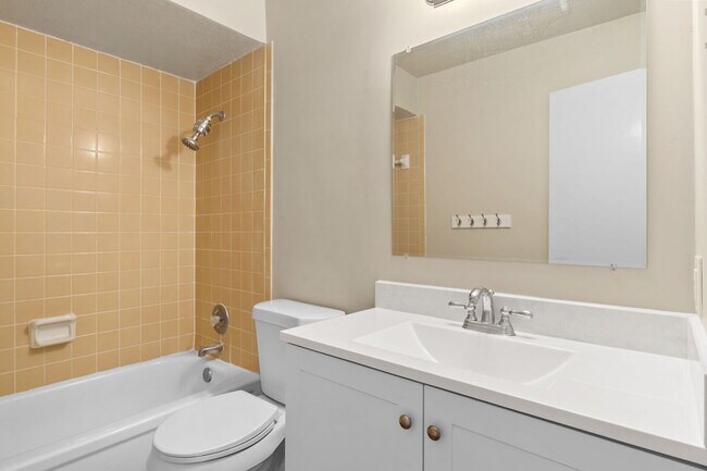 Building Photo - 8702 Village Dr