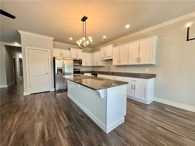Building Photo - 925 NE Hts Ln