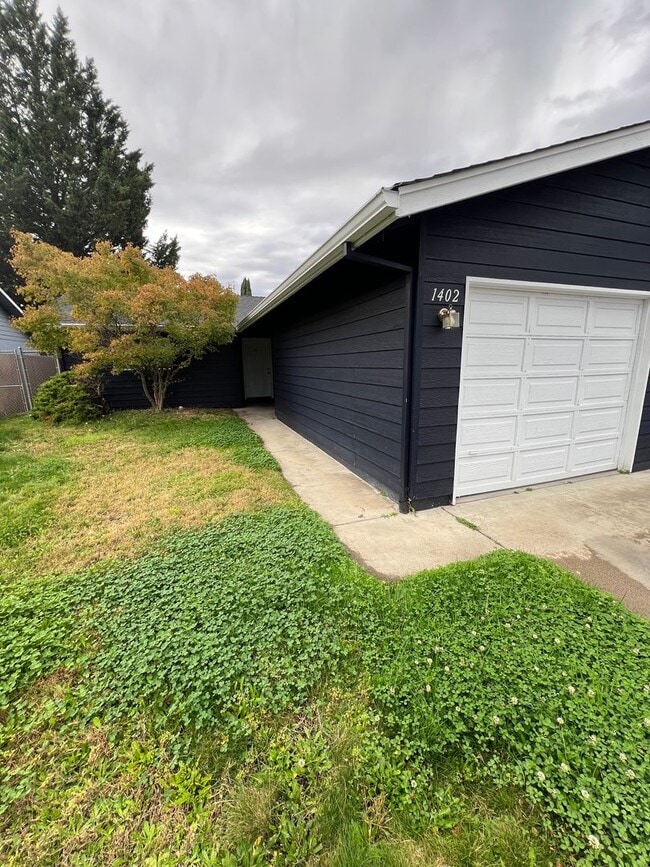 Building Photo - 1400-1402 SW Kokanee Ln
