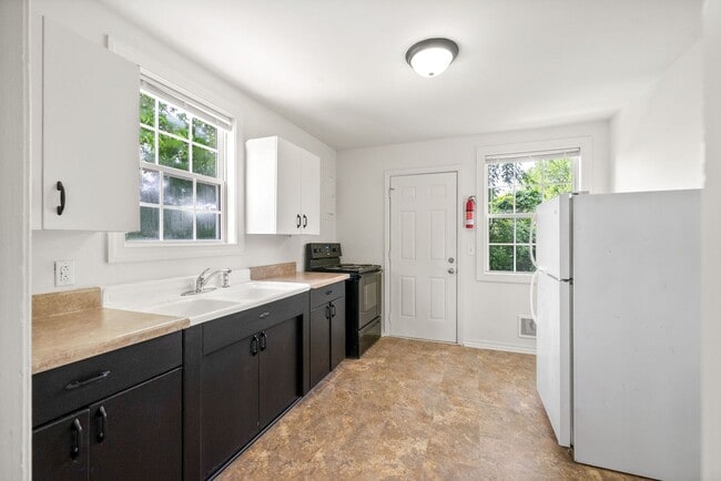 Building Photo - 3 Bedroom Home For Rent Near APSU!