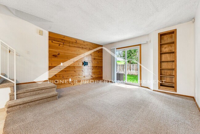 Building Photo - Fantastic Townhome with 1-Car Attached Garage and Central AC!