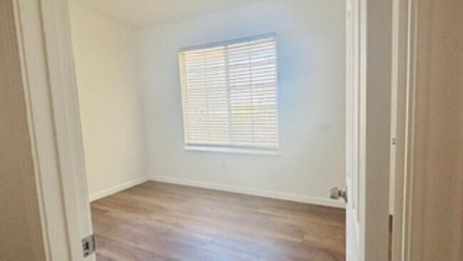 Building Photo - 633 Las Colinas St