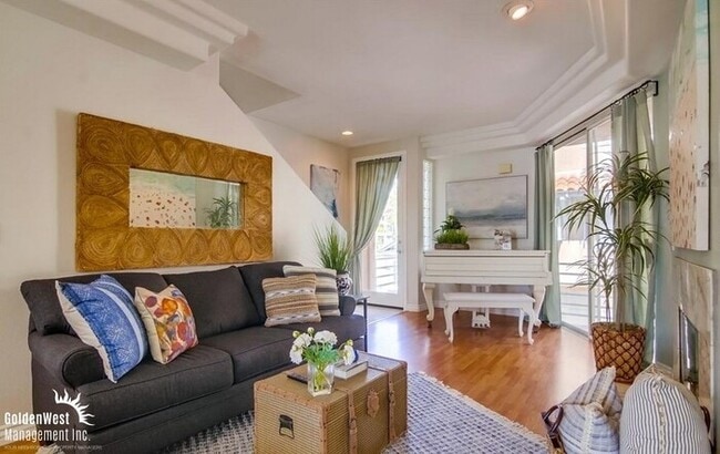 Building Photo - Modern 2Bdm 2.5Ba Town-home with Bonus Roo...