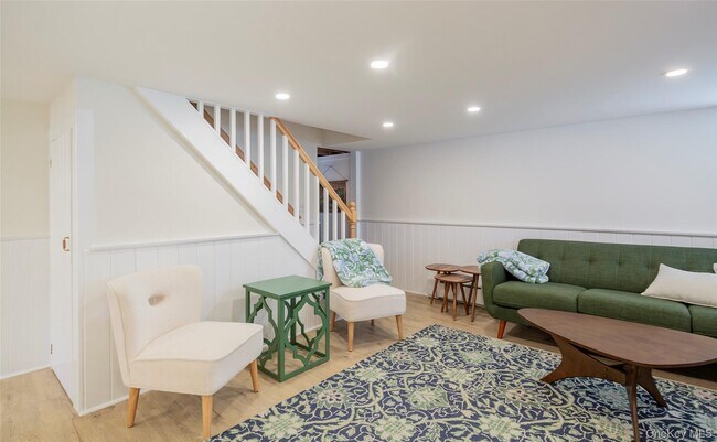 Building Photo - 275 Maier Pl