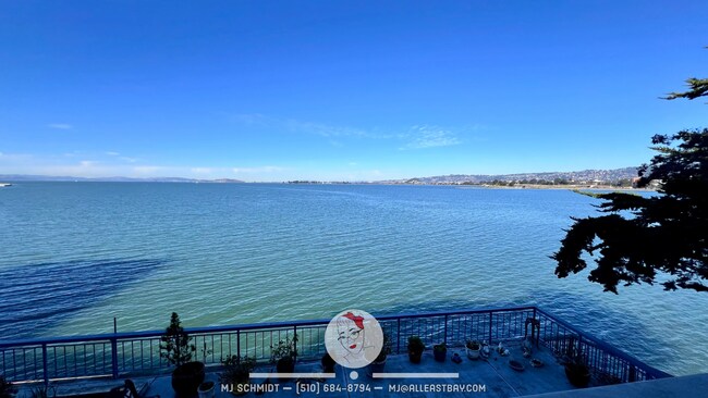 Building Photo - Large corner 2 bedroom surrounded by breathtaking Bay views!