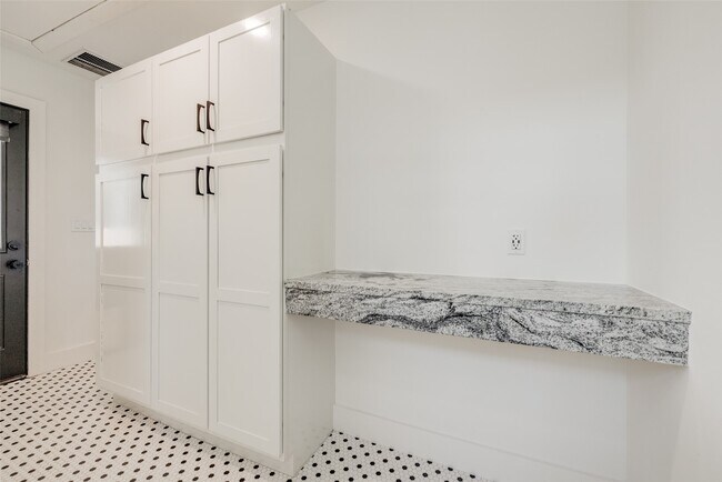Building Photo - 1512 W 21st St