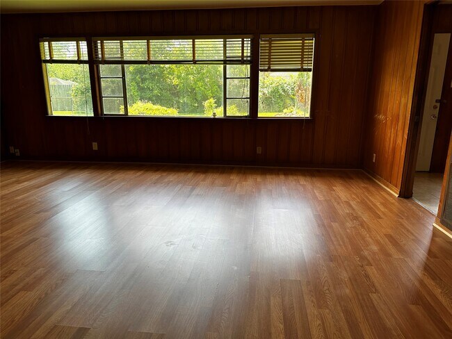 Building Photo - 5210 Stuyvesant Ln