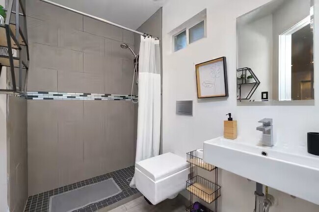 Building Photo - 2039 E 8th St