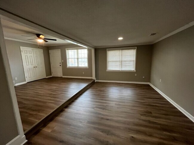 Building Photo - Renovated 3 Bedroom 1 Bath Home for Rent!
