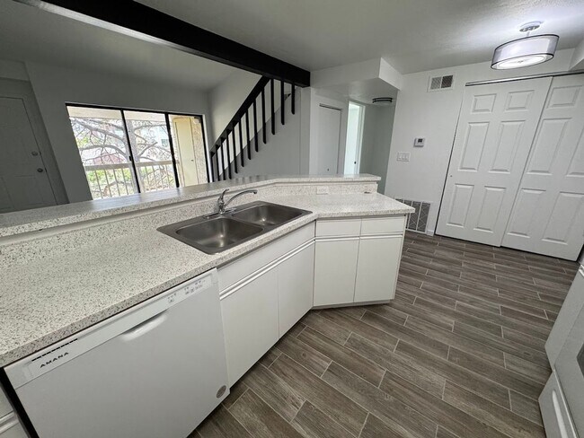 Building Photo - Beautifully Remodled 2 Bed 2 Bath Top Floo...