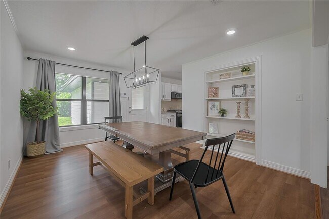 Building Photo - 8057 Ridgeview Dr