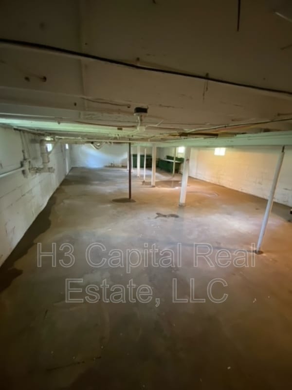 Building Photo - 562 Wilson Ave