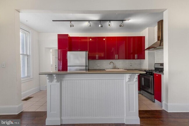 Building Photo - 2053 Christian St