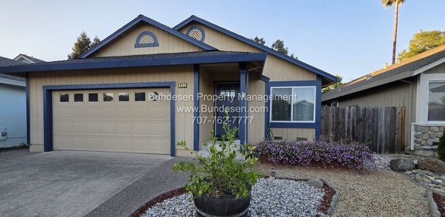 Primary Photo - Charming and spacious 3 bedroom, 2 bath si...