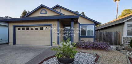 Building Photo - Charming and spacious 3 bedroom, 2 bath si...