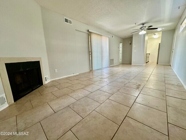 Building Photo - 2601 W Broadway Blvd