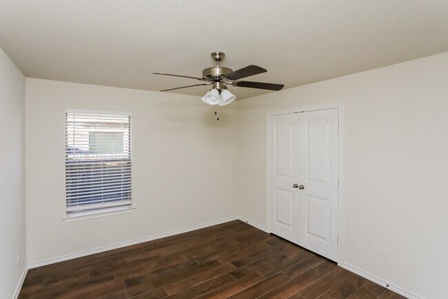 Building Photo - 605 Long Prairie Dr