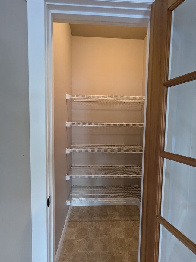 Building Photo - Gorgeous single-level 2x2 with an office\t...