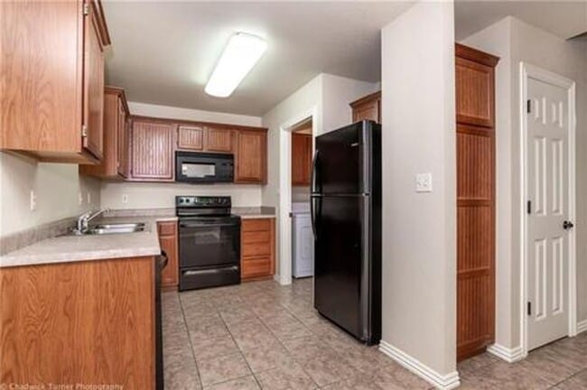 Building Photo - 2 Bedroom Condo 6 Minutes from UofA! Prime location in quiet neighborhood!