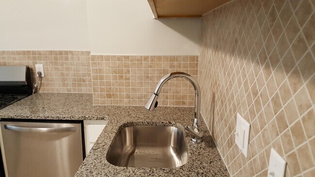 Kitchen - 210 Warwick St SE