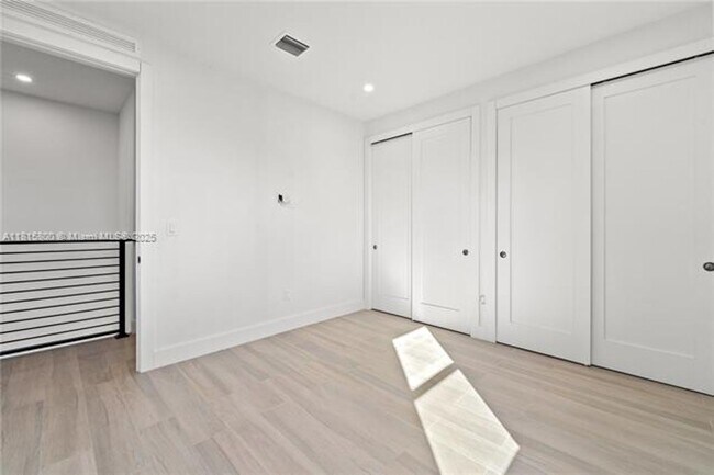 Building Photo - 740 NW 24th Ct