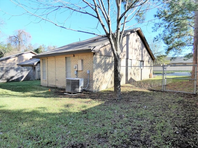 Building Photo - 606 Golfview Dr