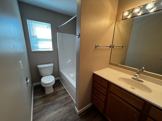 Building Photo - Bright & Beautiful 3-Bedroom Spacious, Mov...