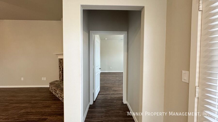 Building Photo - 2006 Kenwood Ave