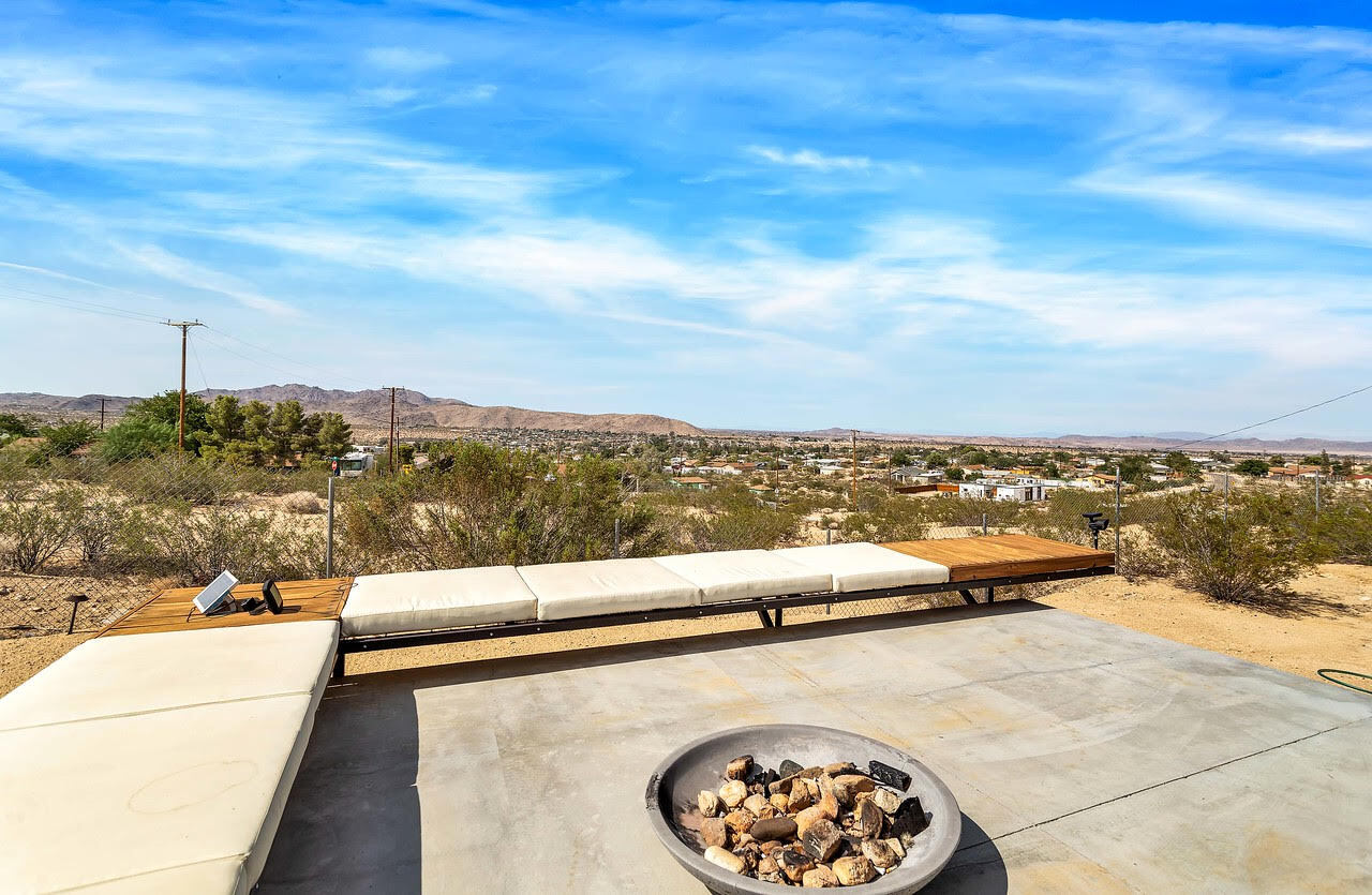 Outdoor deck 2 - 6957 Alturas Dr