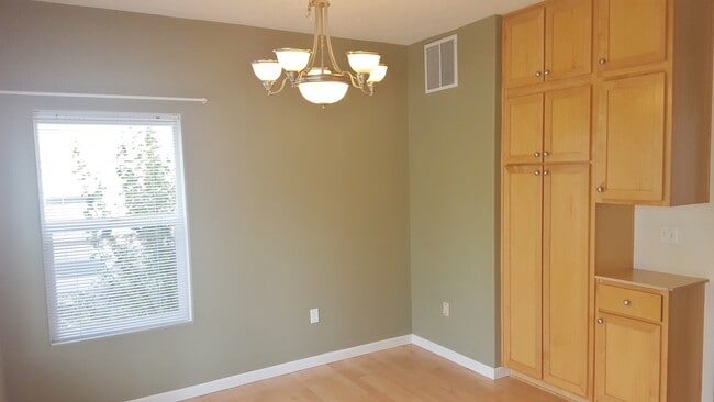 Building Photo - 3br/2.5ba Townhome with 2-Car Garage + Bonus Room  ** Central Heat & AC **