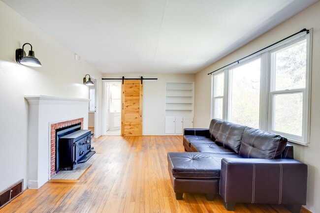 Building Photo - Charming College Hill Gem – Your Perfect Student Home!