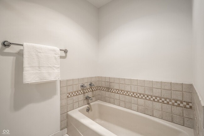 Building Photo - 8651 Jaffa Ct Dr E