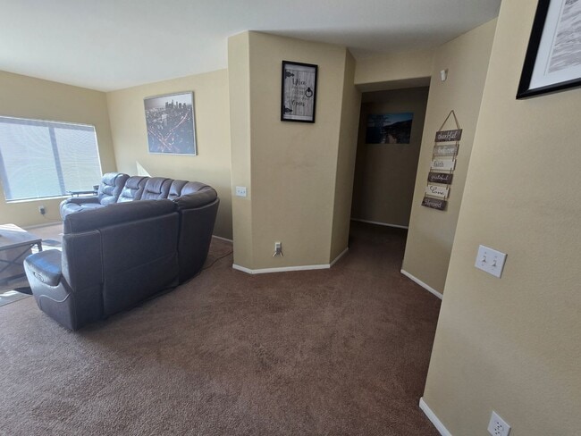 Building Photo - 3 Bedroom 2 Bath located in Mountain View DHS