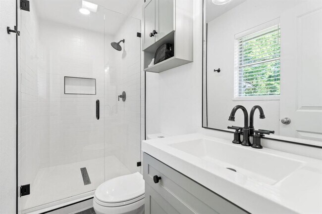 Building Photo - 1200 Ash Dr