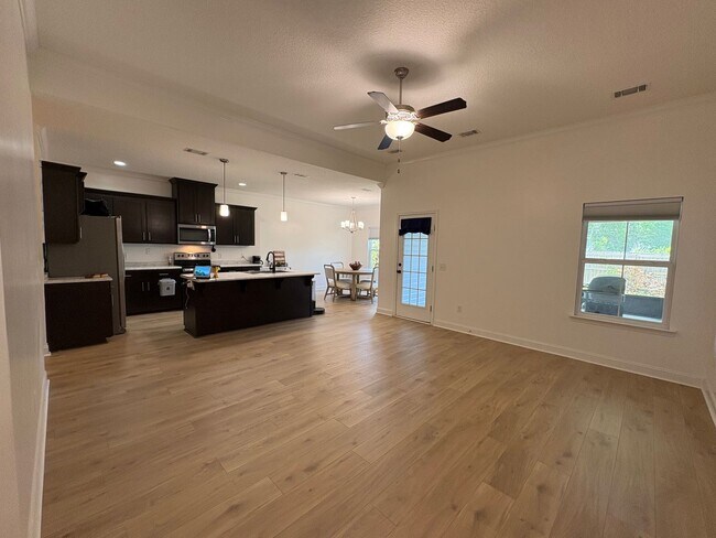 Building Photo - MOVE IN SPECIAL: $1000 OFF 1ST MONTH'S RENT!**