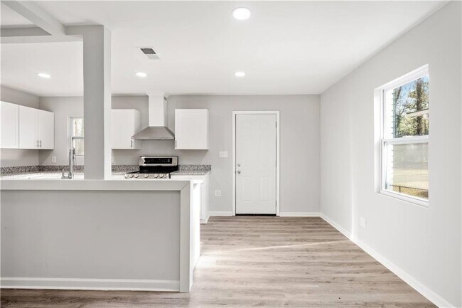 Building Photo - 1357 Plaza Ave SW