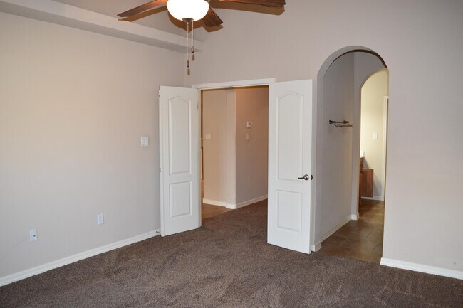 Building Photo - 14350 N Cave Dr