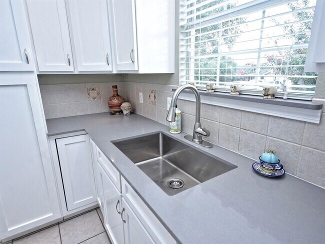 Building Photo - 600 Grand Prairie Cir