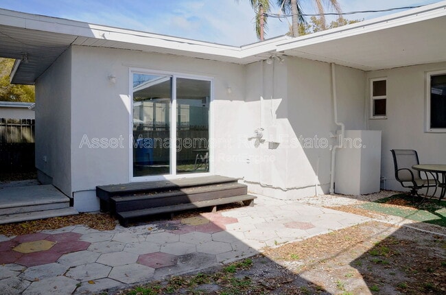 Building Photo - 2822 37th Ave N