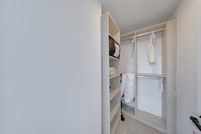 Building Photo - 225 N Miami Ave